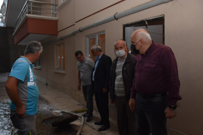 Belediye Başkanı Süleyman Acar Yağmurdan Dolayı  Evleri Zarar Görenleri Ziyaret Etti