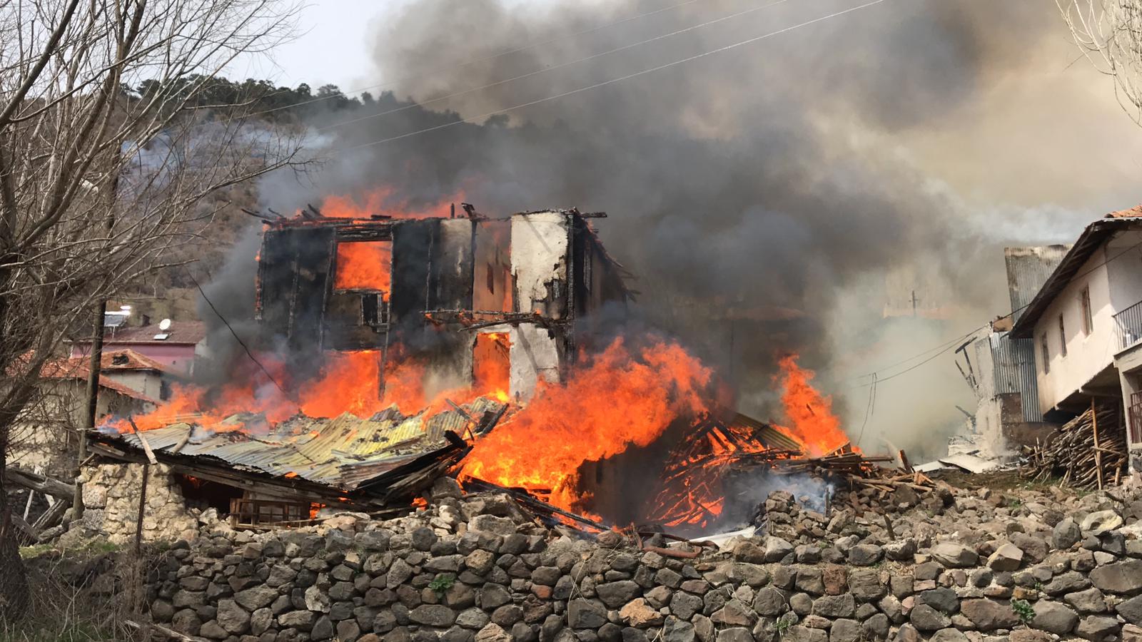 Kızılcahamam Eğerli Alören Köyünde Yangın 6 Ev 3 Samanlık Yandı