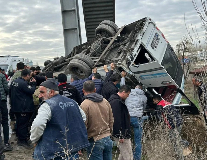 KAHRAMANKAZAN&rsquo;DA FECİ KAZA: 5 &Ouml;L&Uuml;, 14 YARALI