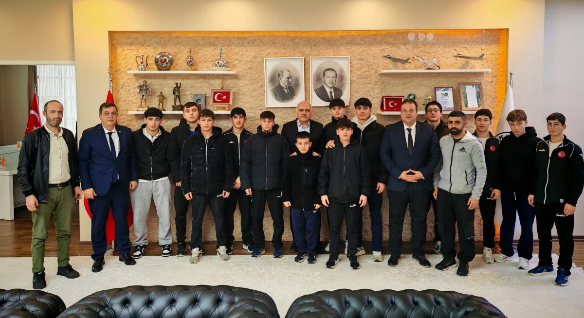 Şampiyon Sporcular Başkan Acar Tarafından Ağırlandı